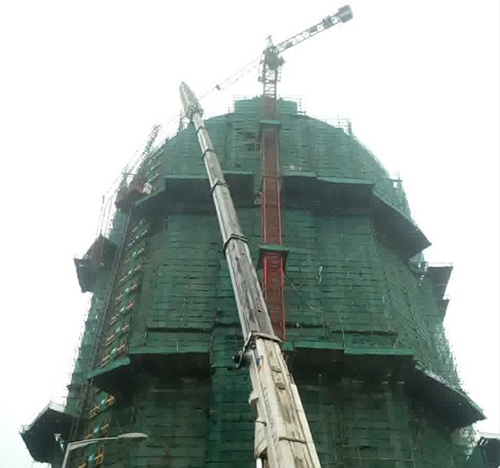 平山吊车在工地上作业
